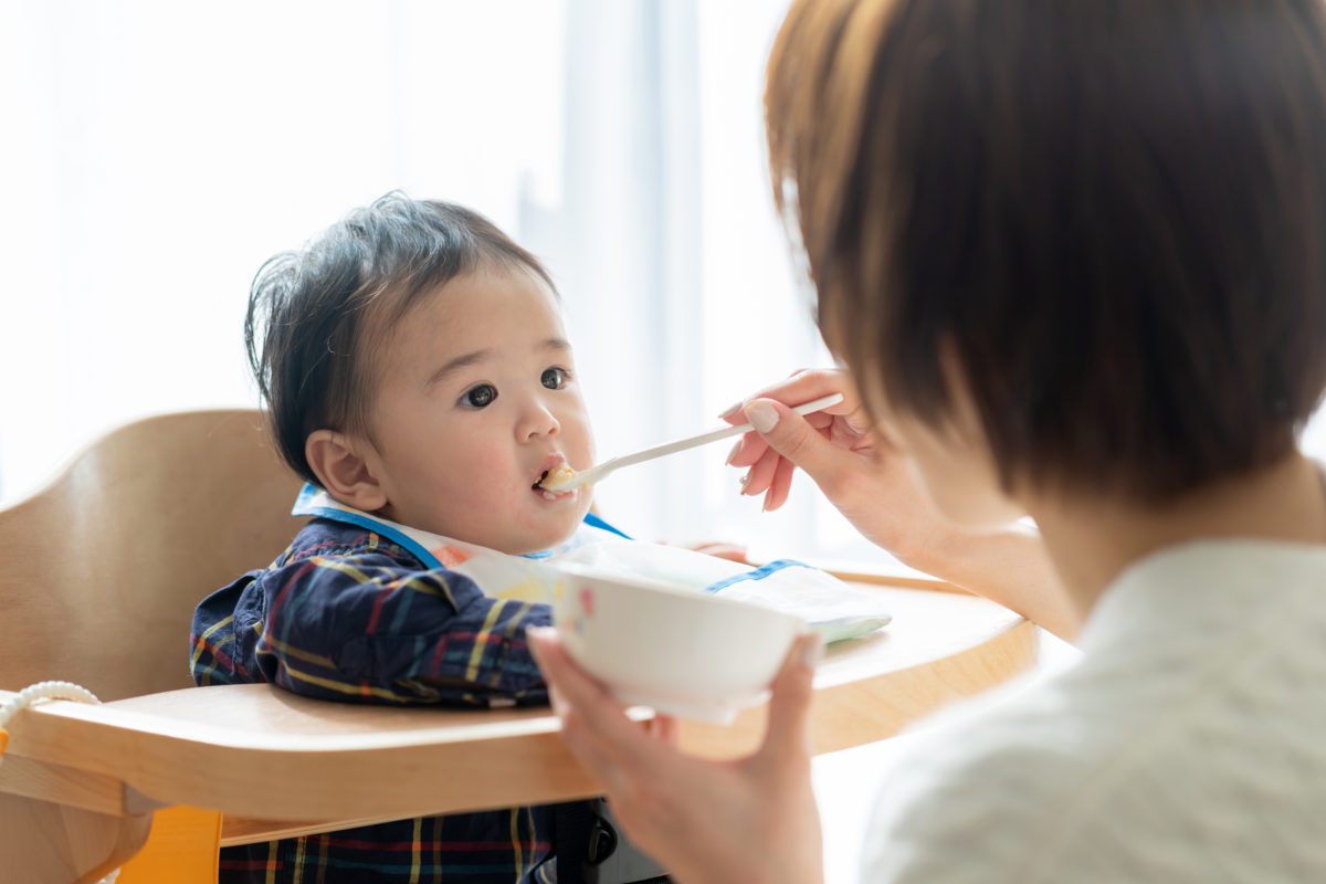 離乳食から始める手づかみ食べで 自分で楽しく食べられる子に Emini エミニ